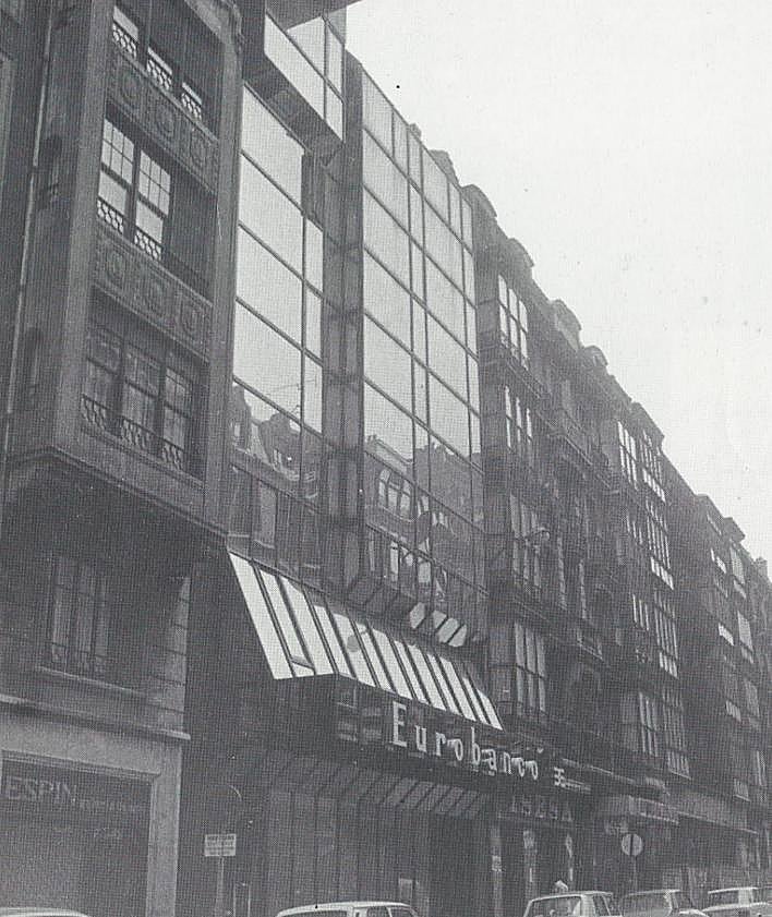 Imagen secundaria 2 - Arriba, el arquitecto Juan Daniel Fullaondo. Sobre estas lineas, un boceto de su diseño y una foto histórica del edificio.